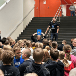 Tikkarien jako Lapsia kokoontuneena tikkarienjakoon