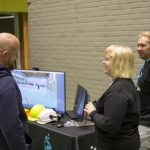 Turvavarustepiste Yritysedustaja keskustelee asiantuntijoiden kanssa.