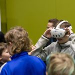 VR lasit Lapsi kokeilee vr-laseja.