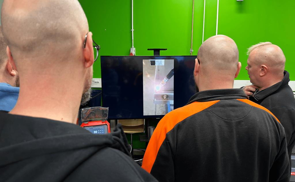 Lähikuvassa näyttö, jolta seurataan hitsausta.