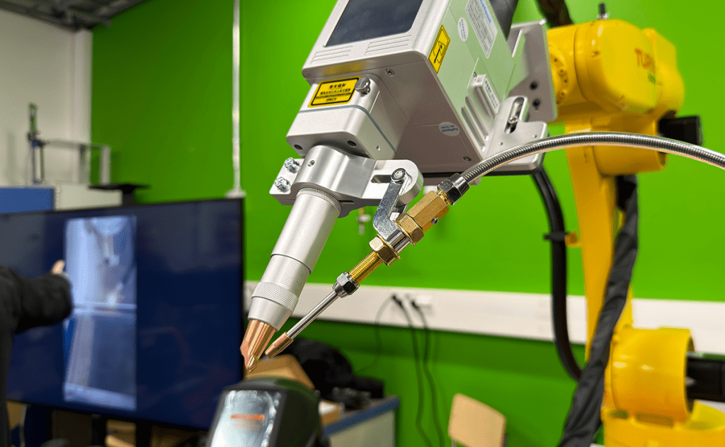 Lähikuva hitsauslaitteesta.