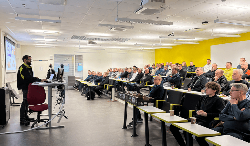 Auditorio täynnä ihmisiä seuraamassa esitystä.