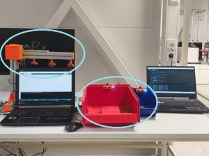 Havainnollistava kuva pakkaustyötä ohjaavista prototyypeistä: kaksi erilaista kamera- ja valojärjestelmää vierekkäin pöydällä.