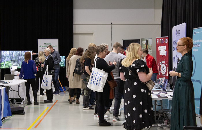 Kuvassa on henkilöitä hyvinvointiteknologiamessuilla vuonna 2024.