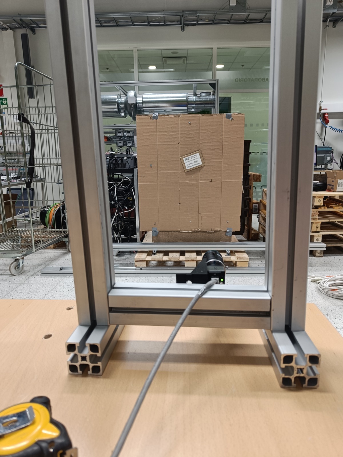 Kuvassa konenäköjärjestelmä rakennettuna laboratorioympäristöön.