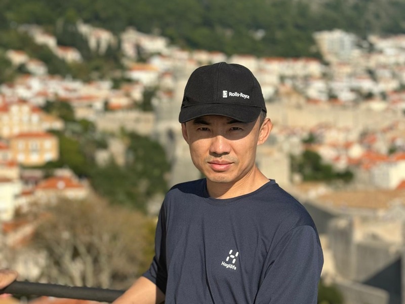 Lähikuvassa Shuo Zhang.