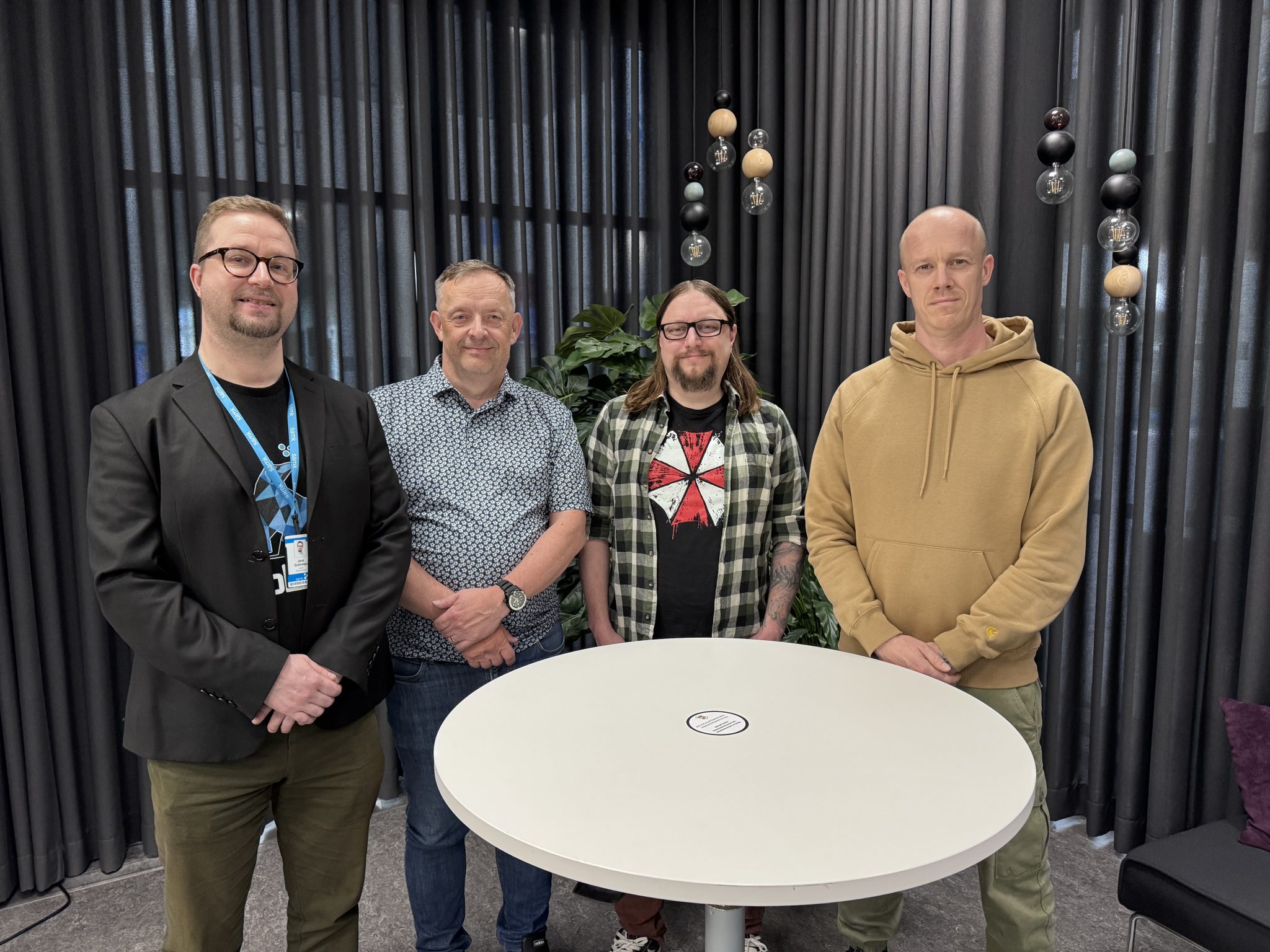 Kuvassa neljä miestä hymyilevät kameralla SAMKin tiloissa. Kaksi heistä on RobAI Cyberlabin edustajia ja kaksi Polarteknikin edustajia.
