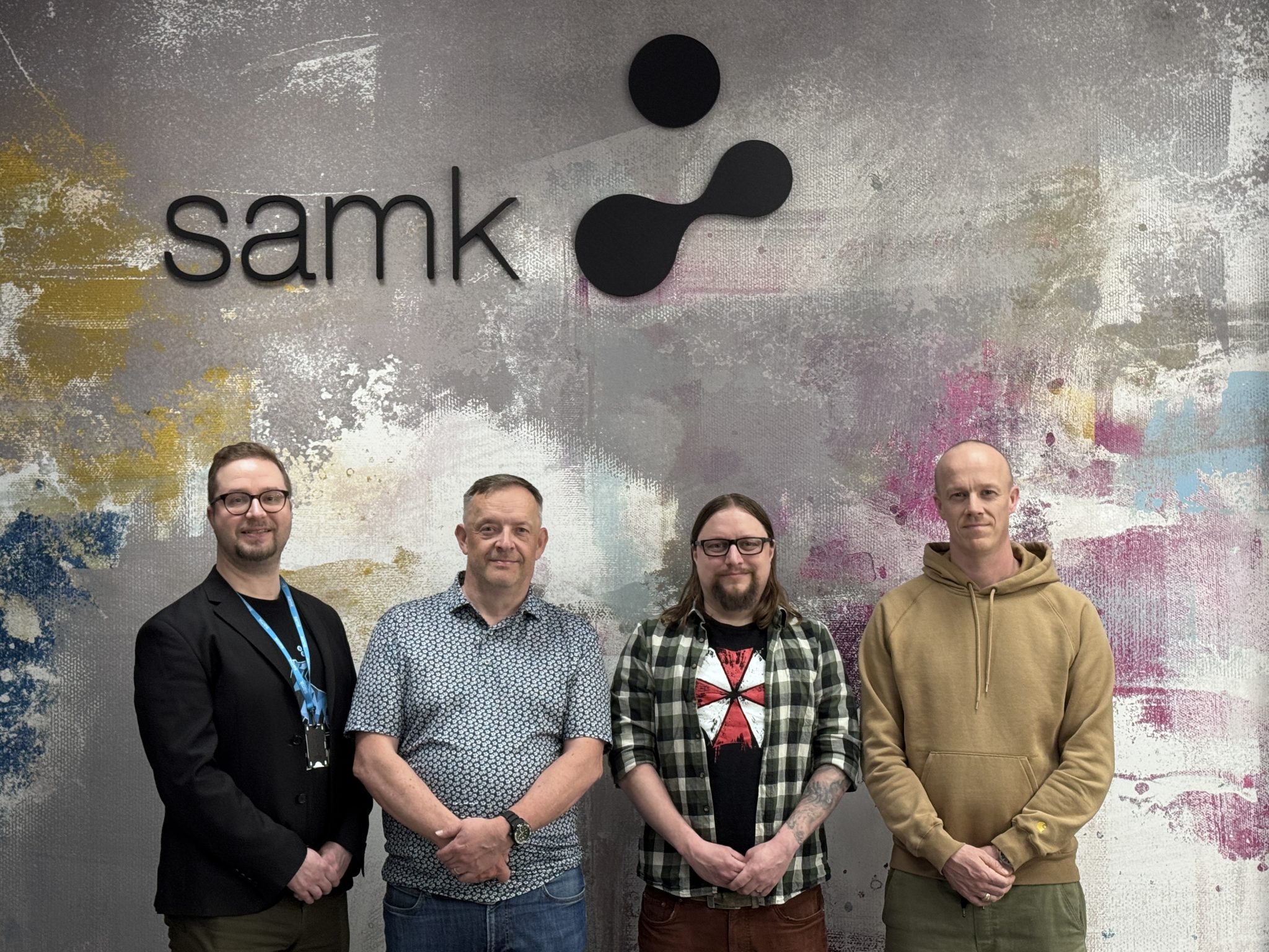 RoboAI Cyberlabin ja Polarteknikin edustajat hymyilevät kohti kameraa SAMKin tiloissa.