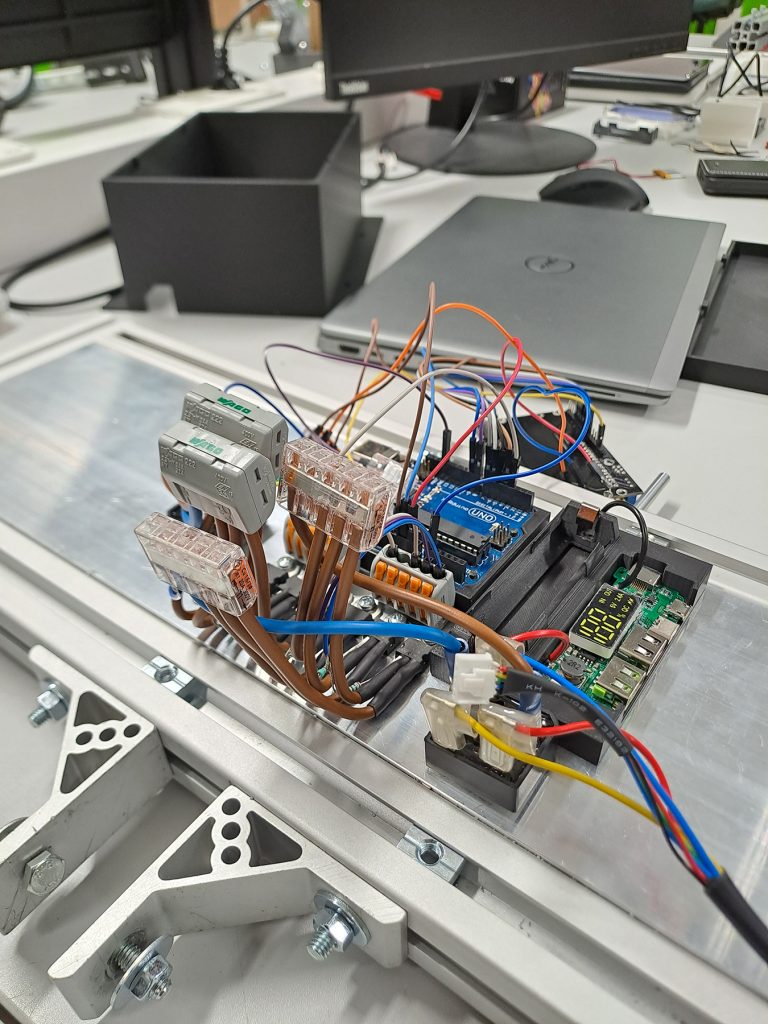Elektroniikkaprojekti ja johdotus pöydällä laboratorion työpisteessä.