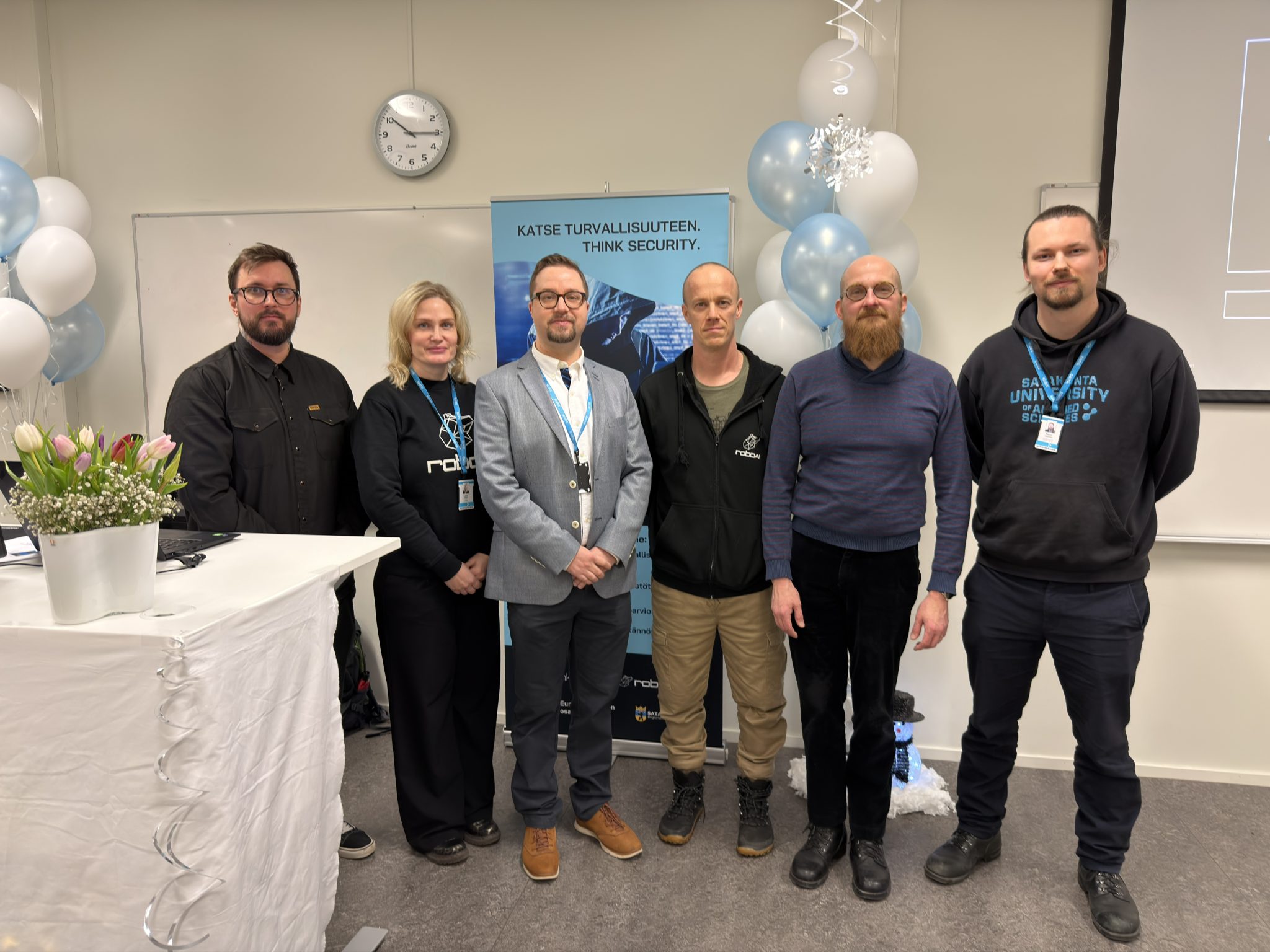 Ryhmäkuva Kytee-hankkeen päätösseminaarista. Kuvassa seminaarin puhujat ja hanketiimin jäsenet.