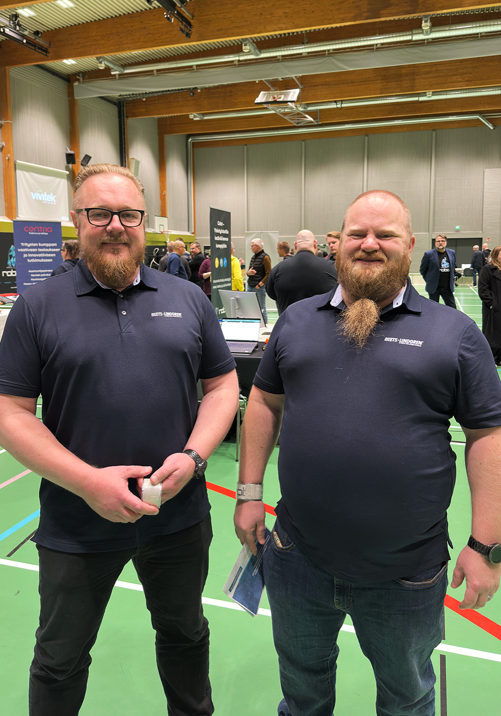 Kaksi mieshenkilöä poseeramassa kameralle