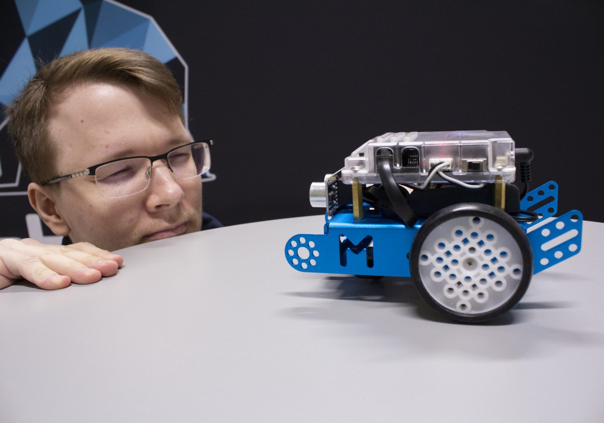 Janne Ja Makeblock Closeup of student and a small robot.