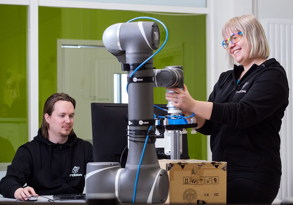 RoboAI Tutkimus Ja Tuotekehityskeskus Kaksi RoboAI-akatemian opiskelijaa käyttää yhteistyörobottia.