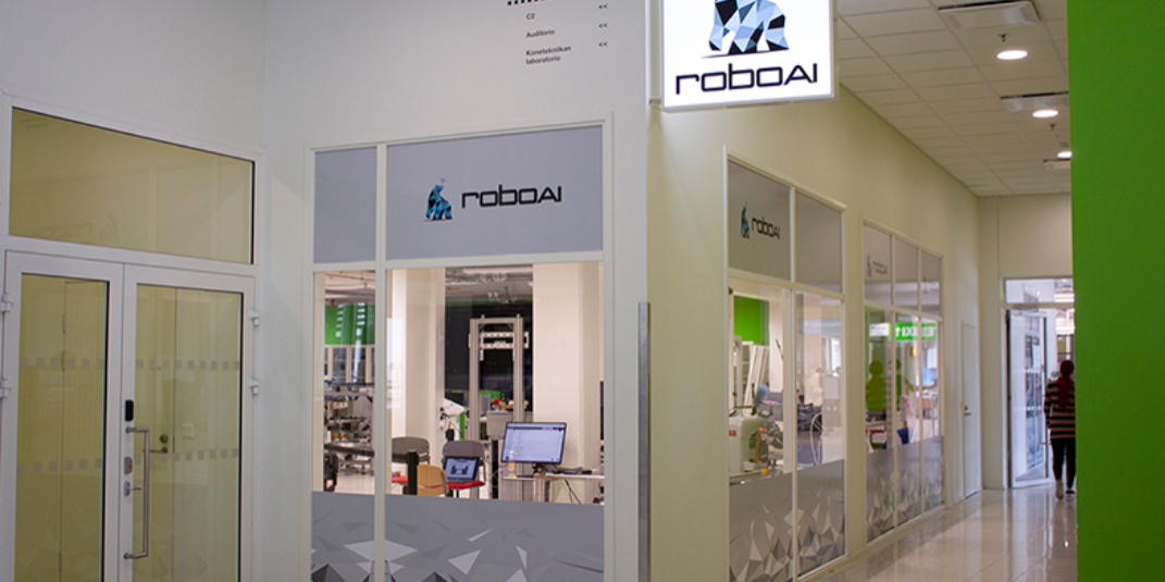 Kuvassa RoboAI-laboratorio.