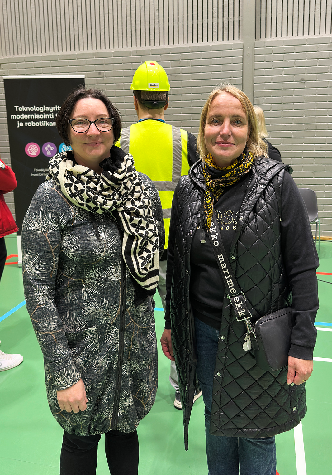 Kaksi naishenkilöä poseeraamassa kameralle.