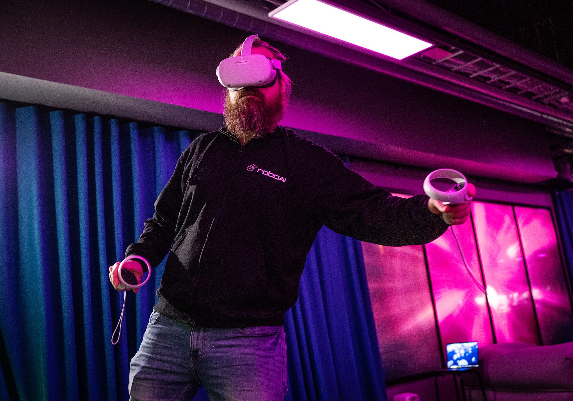 RoboAI Tutkimus Ja Tuotekehityskeskus A man plays a game with VR glasses.