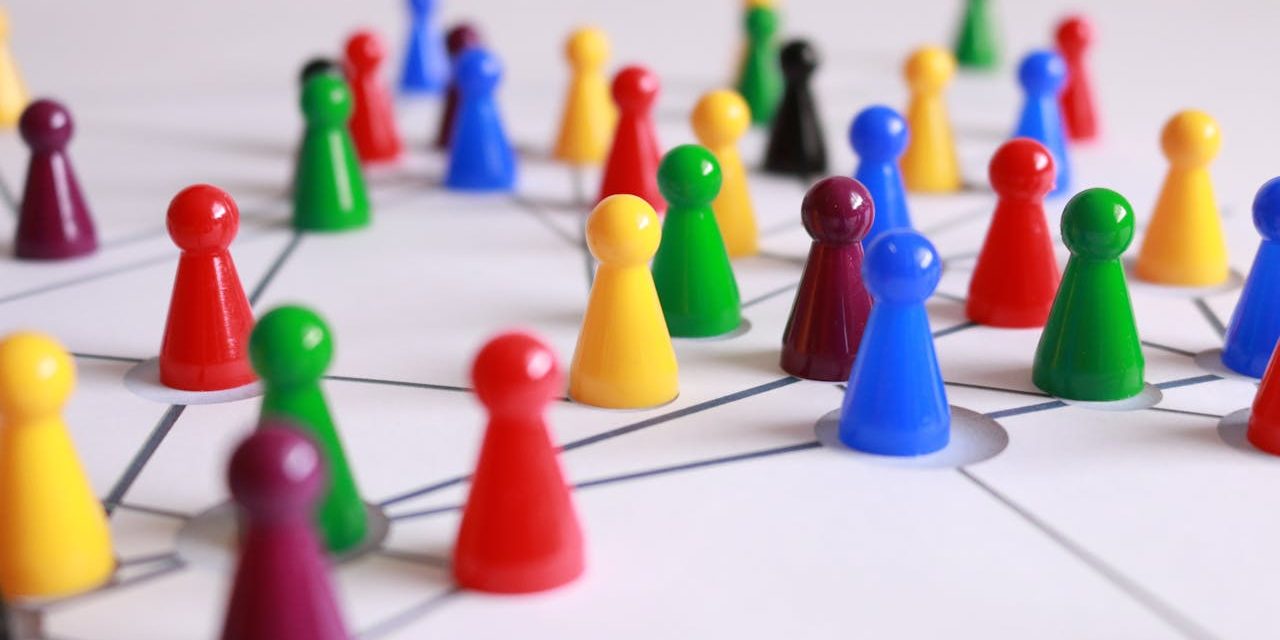 Kuvassa näkyy erivärisiä pelinappuloita verkoston päällä.